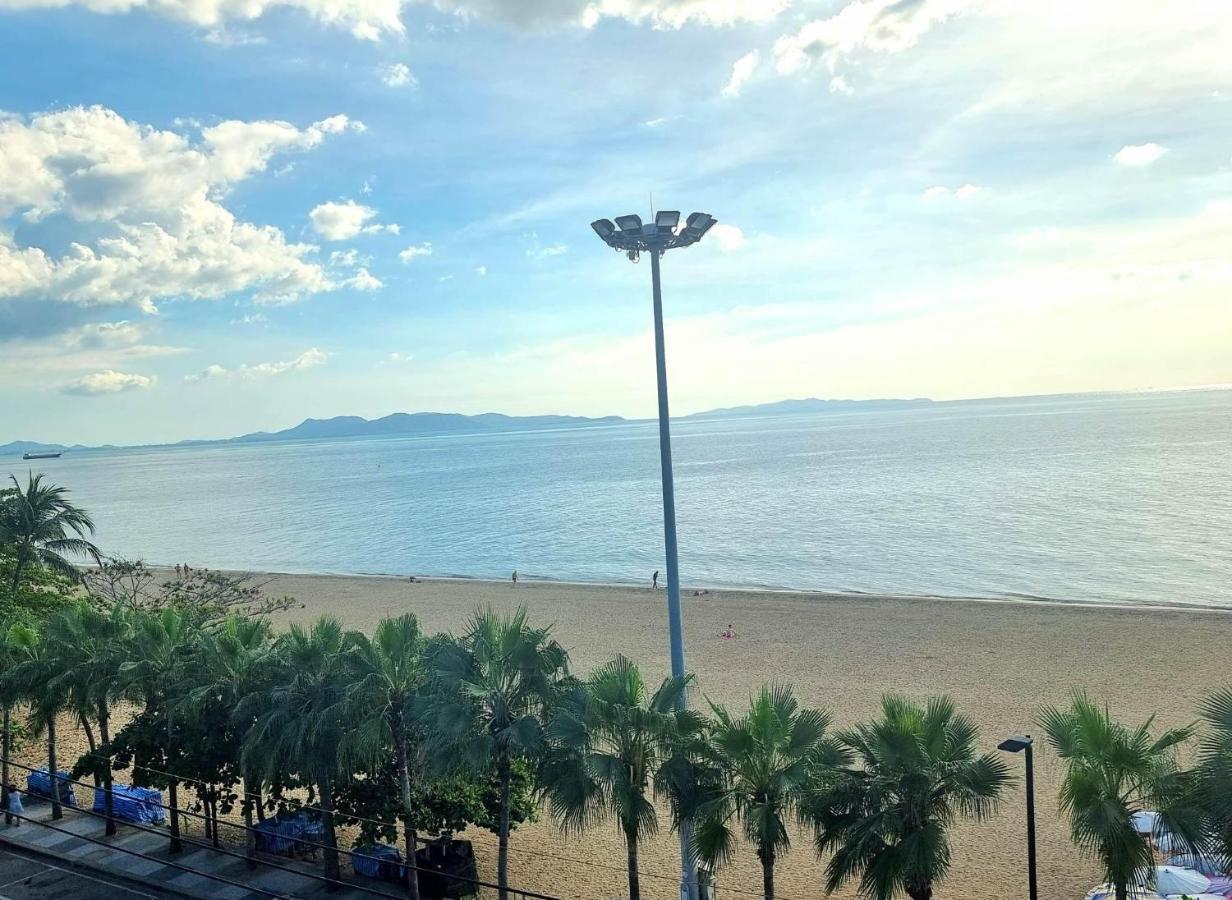 Happy Jomtien - Beachfront Exterior photo