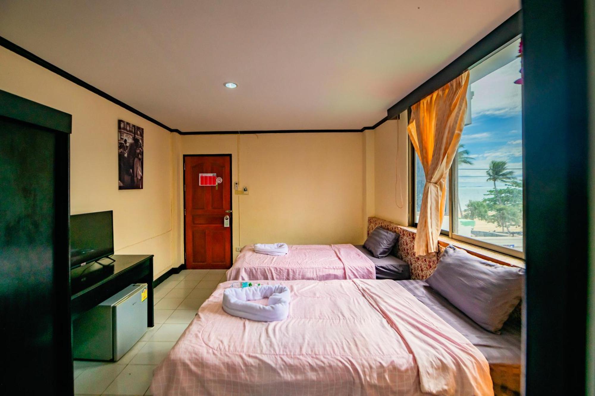 Happy Jomtien - Beachfront Room photo