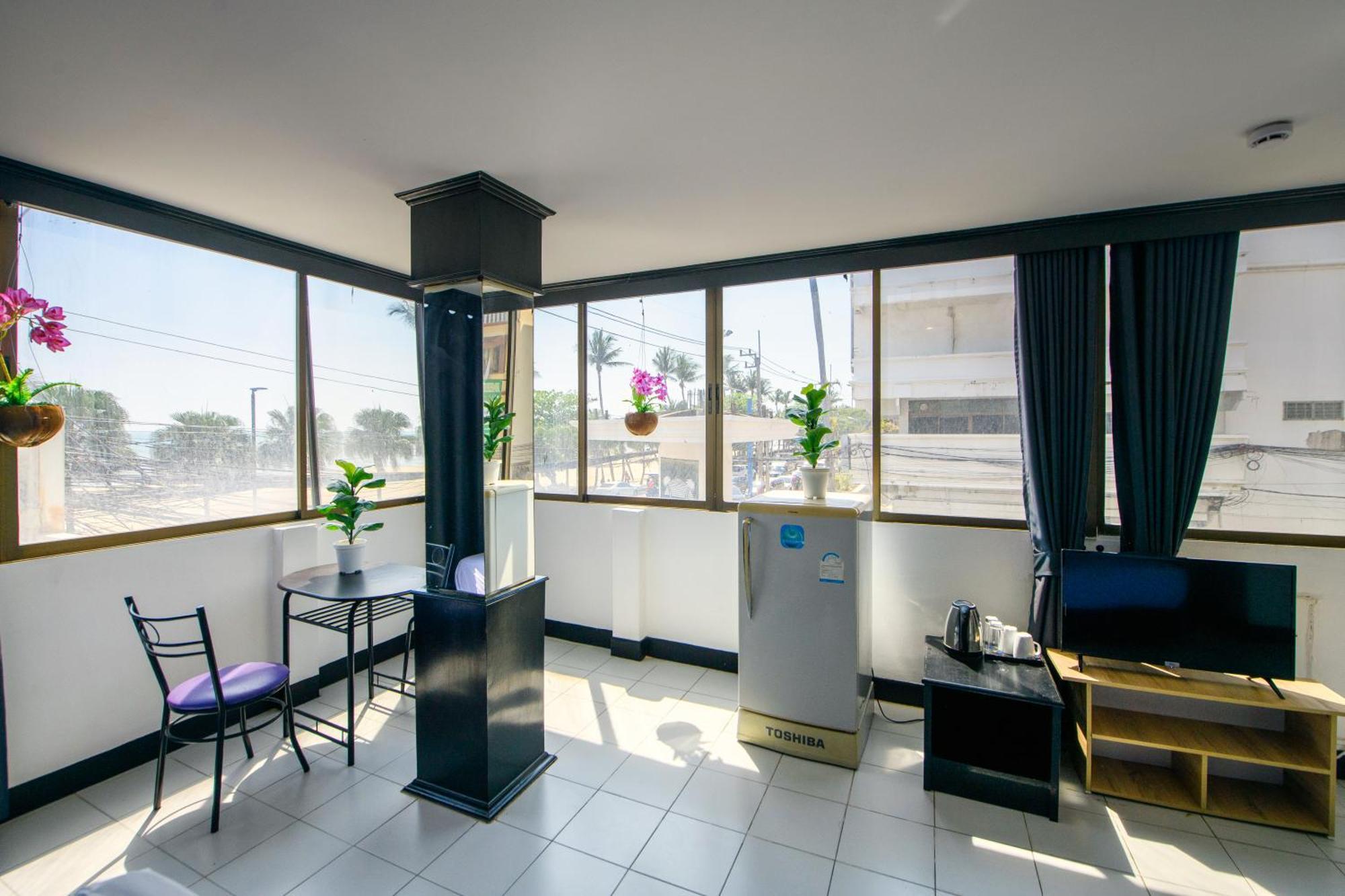Happy Jomtien - Beachfront Room photo