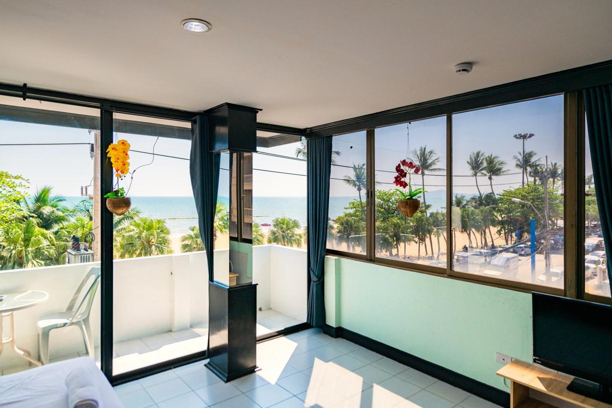 Happy Jomtien - Beachfront Room photo
